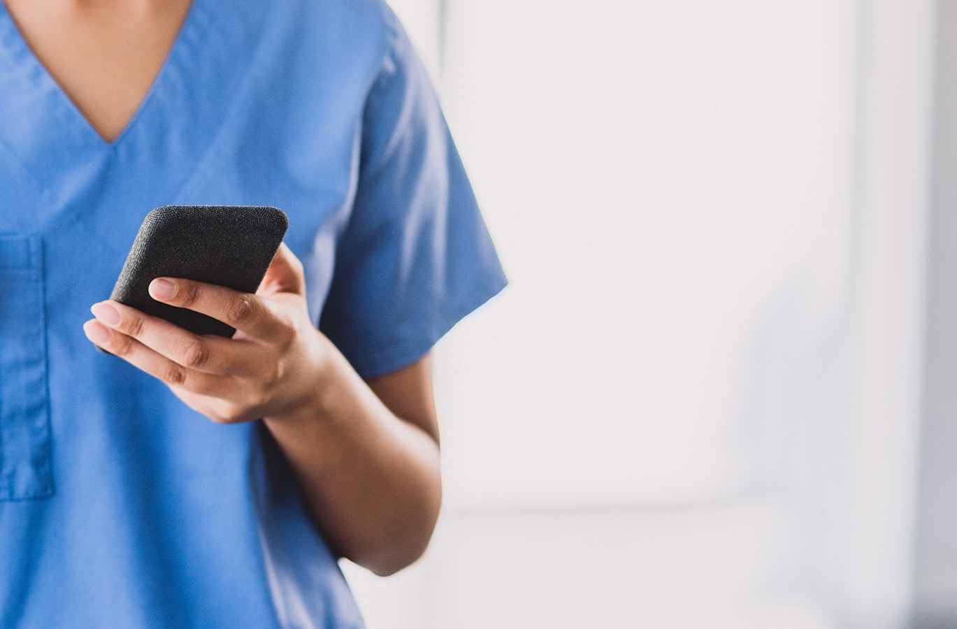 Femme médecin avec un téléphone portable à la main Femme médecin avec un téléphone portable à la main